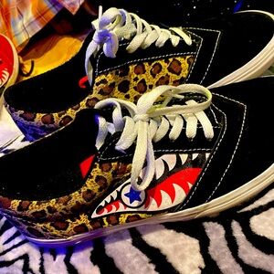 NWOT LOSERS SIZE 9 leopard and black with shark
Worn 2wice!!
